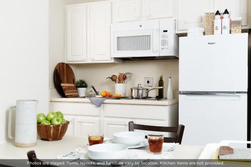 Η κουζίνα ή μικρή κουζίνα στο InTown Suites Extended Stay Houston TX - Hobby Airport