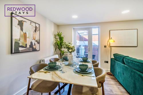 a dining room with a table and chairs at Brand New Town Center, Free Fast WiFi, Balcony By Redwood Stays in Aldershot
