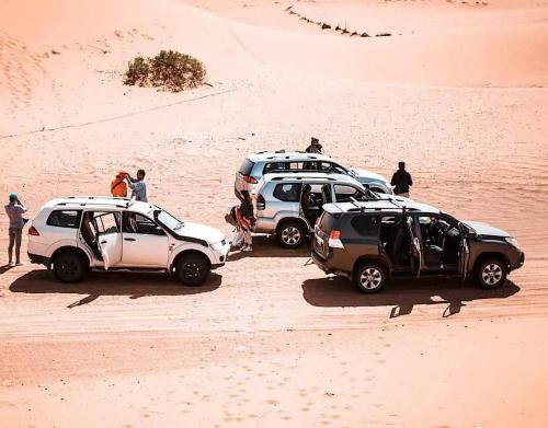 Clientes alojados en Oriontal Desert Camp