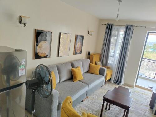 Χώρος καθιστικού στο Lakeview Apartments - Serene Mustard