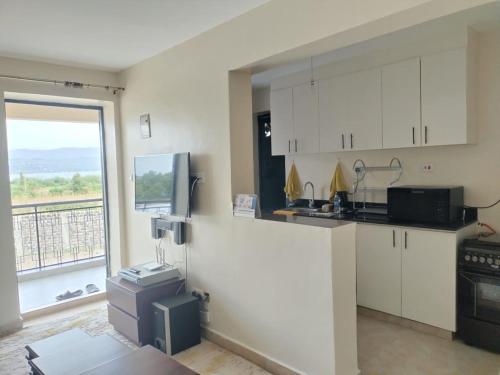 Η κουζίνα ή μικρή κουζίνα στο Lakeview Apartments - Serene Mustard