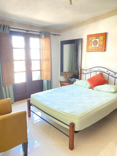 Un dormitorio con una cama con sábanas azules y una ventana. en Colonial zone great location private room, en Santo Domingo