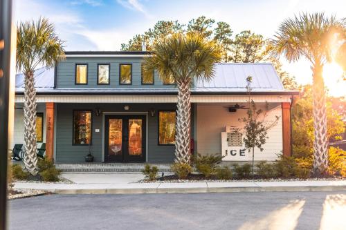 Bygningen som campingpladsen ligger i