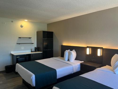 ノークロスにあるStudio 6 Suites Norcross, GAのベッド2台とキッチン付きのホテルの部屋