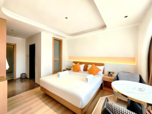Ένα ή περισσότερα κρεβάτια σε δωμάτιο στο Flower International Hotel