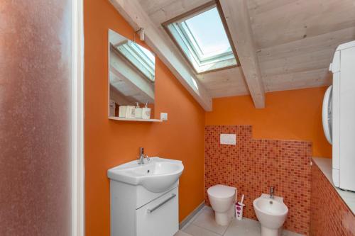 a bathroom with a sink and a toilet at Casa a Pollenzo in Santa Vittoria dʼAlba