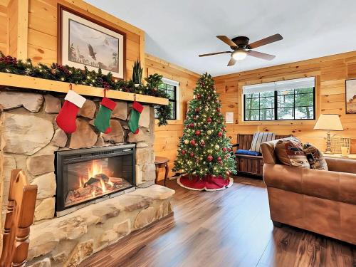 Ruang duduk di The Eagle's Nest Mountain Cabin Gatlinburg