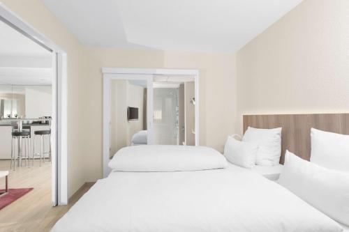 Uma cama ou camas num quarto em NH Fürth Nürnberg