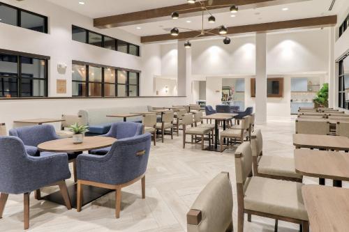 a dining room with tables and chairs and a cafeteria at Staybridge Suites Pigeon Forge - Smoky Mtns by IHG in Pigeon Forge