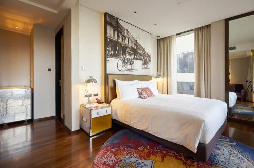 een hotelkamer met een groot bed en een kleed bij Hotel Indigo Batumi - Old Town by IHG in Batoemi