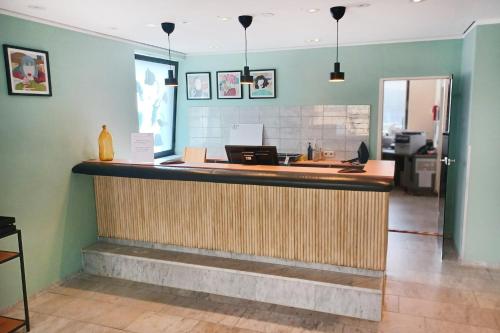 a bar in a restaurant with a counter at Garner Hotel Cologne East by IHG in Cologne