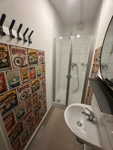 un baño con ducha y lavabo en Gästezimmer London im Werkmotel, en Winhöring