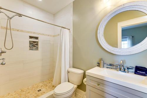 Vannituba majutusasutuses Steps to Sea! Cottage with Pools in Port St Joe