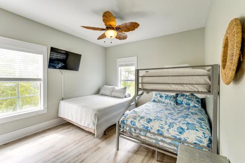 Voodi või voodid majutusasutuse Steps to Sea! Cottage with Pools in Port St Joe toas