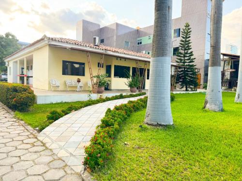 Un jardín fuera de Pousada Lagoa Seca