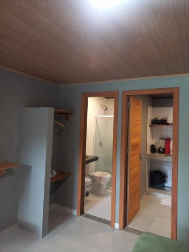 a room with a bathroom with a ceiling at Casas de Juan in Morro de São Paulo