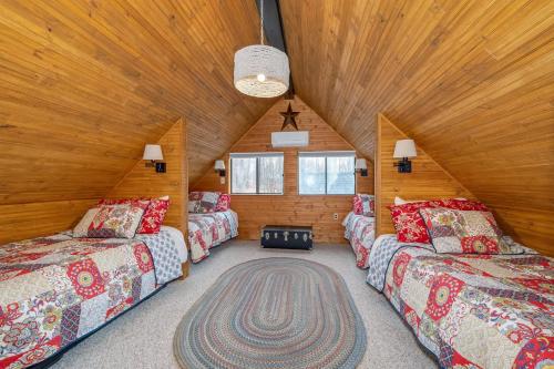 Кровать или кровати в номере Starcatcher Chalet, The Woods Resort