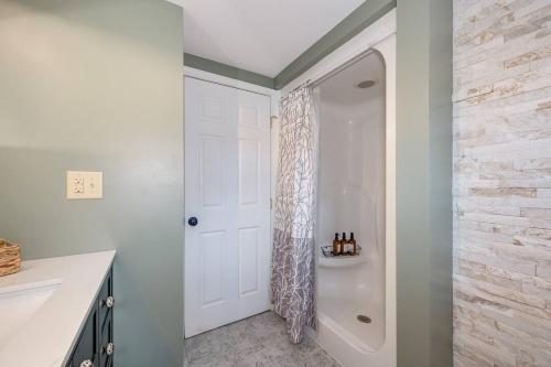 Ванная комната в Starcatcher Chalet, The Woods Resort