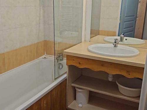 a bathroom with a sink and a shower and a tub at Appartement 3 Pièces, 6 Pers, Cuisine Équipée, Parking, Animaux Acceptés - FR-1-504-497 in Superdevoluy