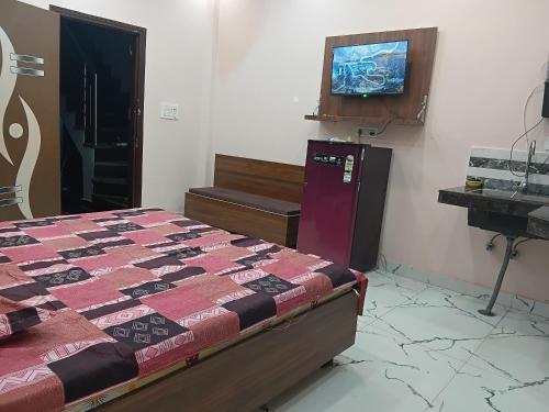 une chambre avec un lit, un lavabo et une télévision dans l'établissement The Imperial Stay, à Chaheru