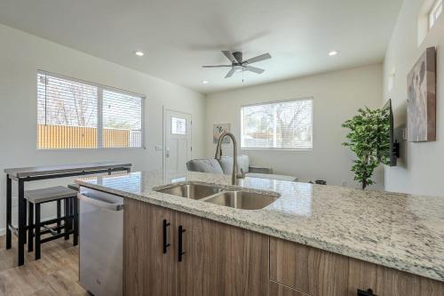 Foto Tucsonis asuva majutusasutuse Modern Updated Central Bungalow galeriist