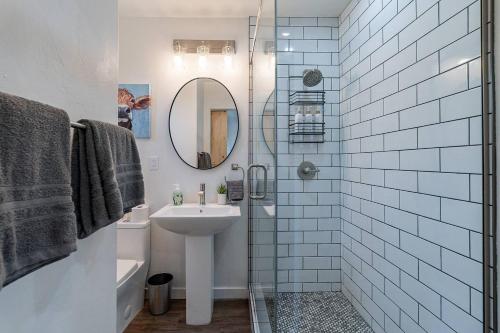 Vannituba majutusasutuses Downtown Bungalow -duplex - Ev Charger