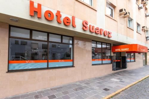 a hotel sign on the side of a building at Hotel Suárez São Leopoldo in São Leopoldo