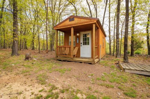 a small wooden cabin in the middle of a forest at Timber Ridge Retreat in Morton Grove