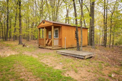 a small wooden cabin in the middle of a forest at Timber Ridge Retreat in Morton Grove