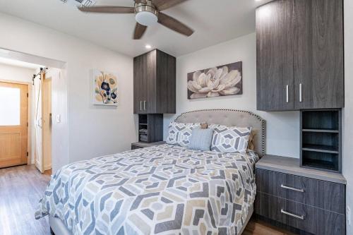 Voodi või voodid majutusasutuse Downtown Bungalow -duplex - Ev Charger toas