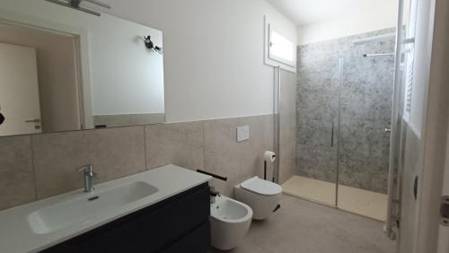 Bilik mandi di Le Terre del Garda