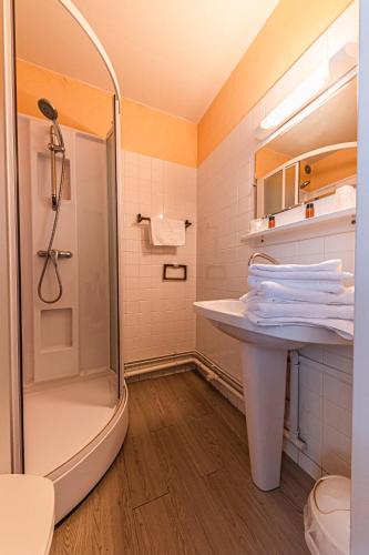 a bathroom with a shower and a sink at Auberge le John Steele in Sainte-Mère-Église