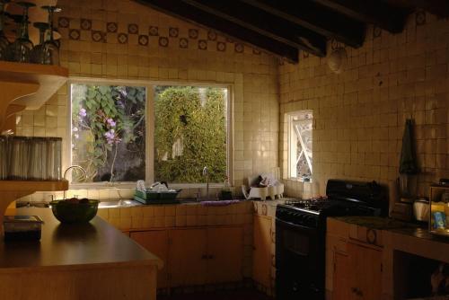 a kitchen with a stove and a window at Villas Mexiko in Tepoztlán