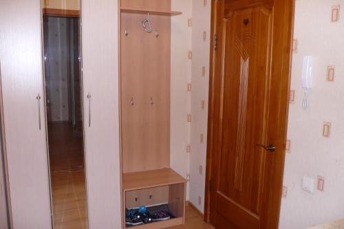 un armario con un armario de madera junto a una puerta en Apartment on Uchebnay, en Tomsk