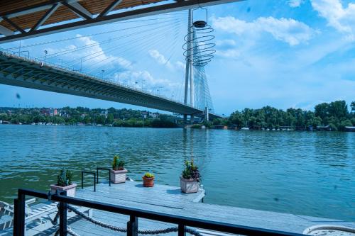 Φωτογραφία από το άλμπουμ του Unique River Houseboat Stay σε Železnička Stanica Senjak