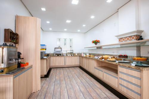 Kuchyň nebo kuchyňský kout v ubytování Hotel Suárez São Leopoldo