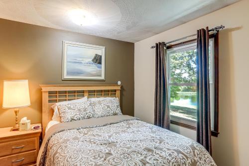 un dormitorio con una cama y una ventana en Fish, Unplug and Unwind! Countryside Plymouth Home, en Shiloh