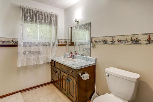Un baño con inodoro, lavabo y ventana. en Fish, Unplug and Unwind! Countryside Plymouth Home, en Shiloh