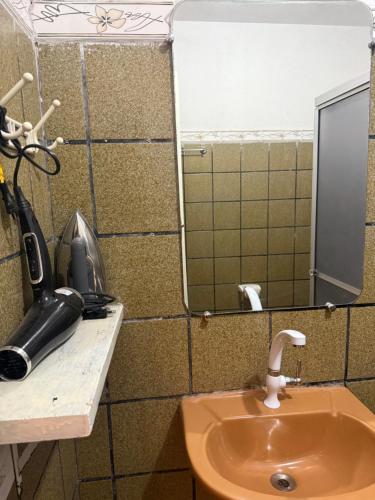 a bathroom with a sink and a mirror at Cantinho Aconchegante - Quarto 04 Ar-condicionado in Bayeux
