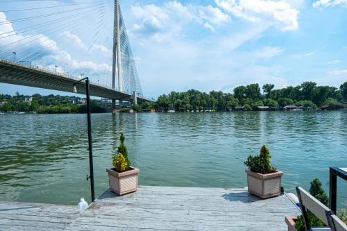 Φωτογραφία από το άλμπουμ του Unique River Houseboat Stay σε Železnička Stanica Senjak