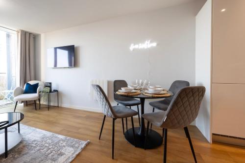 a dining room with a table and chairs at 1BR - Stunning 5th-Flr Views - Sleeps 4 - Parking in Hoo