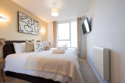 a bedroom with a large bed and a window at 1BR - Stunning 5th-Flr Views - Sleeps 4 - Parking in Hoo