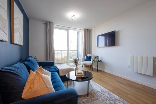 a living room with a blue couch and a table at 1BR - Stunning 5th-Flr Views - Sleeps 4 - Parking in Hoo