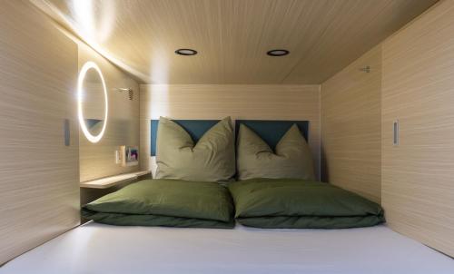 Una cama o camas en una habitación de MUE Cubes - Capsule Hotel