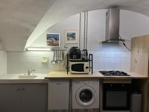 Η κουζίνα ή μικρή κουζίνα στο Le Rocher des Ducs, Appartement & Chambres, abris voitures et motos