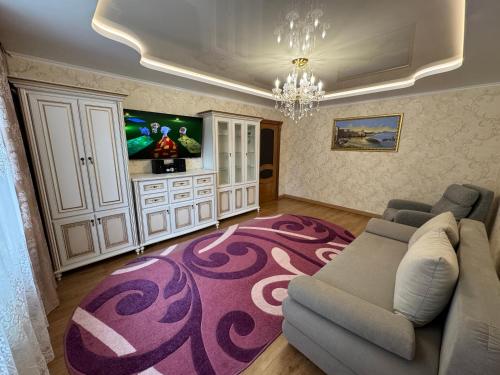 a living room with a couch and a flat screen tv at 2к люкс в класичному стилі Netflix in Khmelʼnytsʼkyy