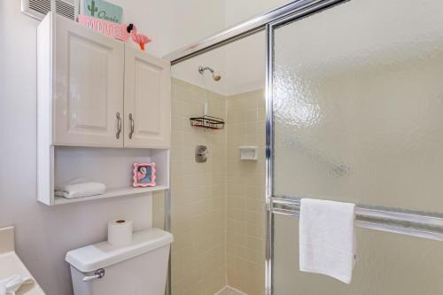 a bathroom with a shower stall and a toilet at Pool Access Condo 4 Mi to Bradenton Riverwalk! in Cedar Hammock