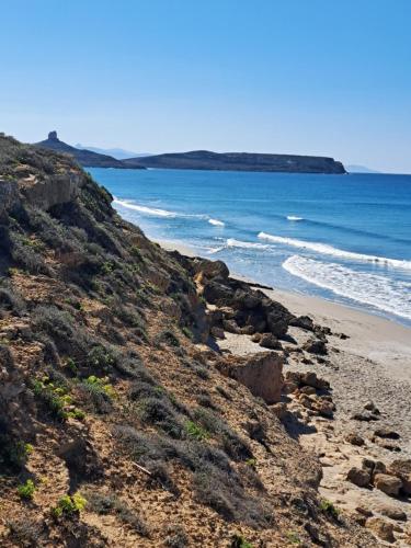 a beach with the ocean in the background at Appartamento il Maestrale Casa Vacanza in Càbras