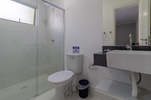 a bathroom with a toilet and a sink and a shower at Alto Padrão 5 Stes +1 apoio Piscina quente+Jacuzzi in Praia Guaratuba