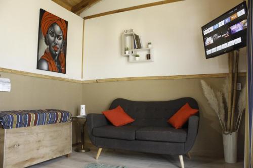 Una sala de estar con un sofá y un cuadro en la pared. en Placeres, en San Carlos de Bariloche